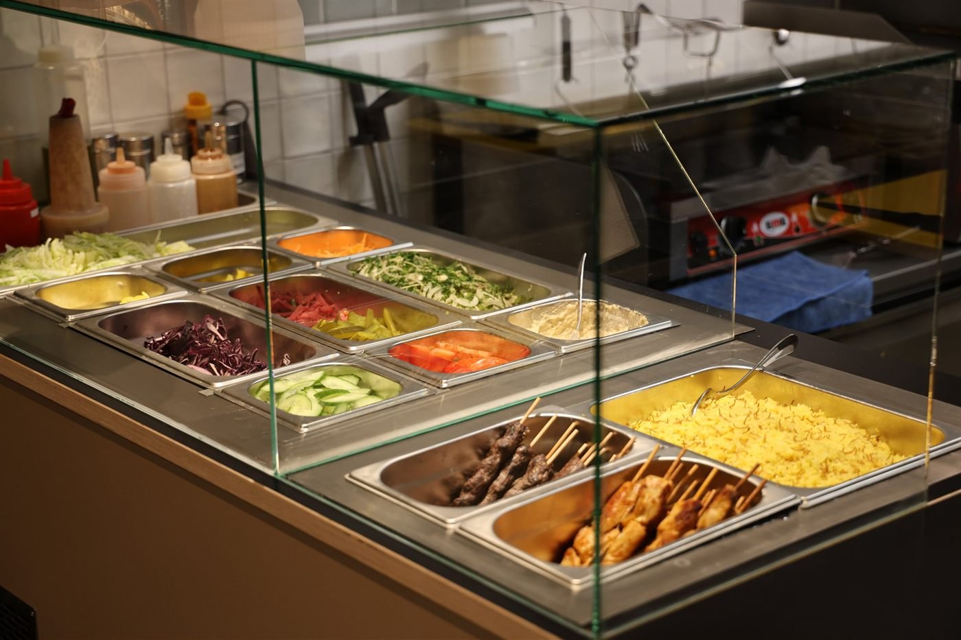 Frische Zutaten und Grillspiesse in der Vitrine des Mont Liban Länggasse